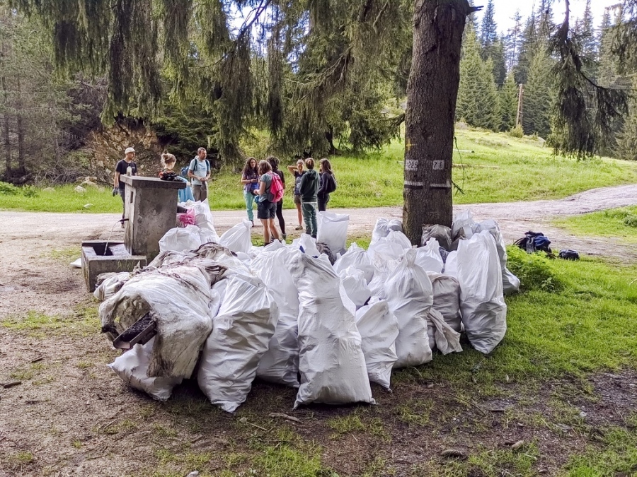 Доброволци и горски събраха 5 тона боклук около язовир „Голям Беглик”